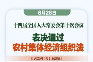 嘲讽判罚！马来西亚前锋被罚下场，竖大拇指+鼓掌，满面笑容离场